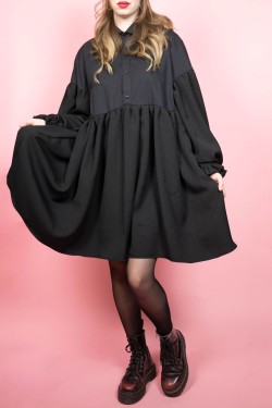 Čierne šaty Upcyklové s nadýchanými rukávmi - UNI