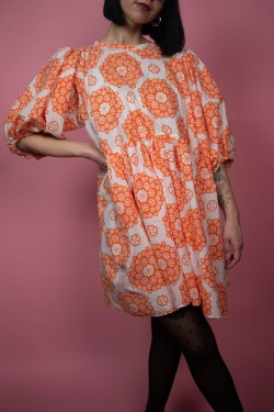 Vzorované bielo-oranžové šaty Upcyklové - UNI