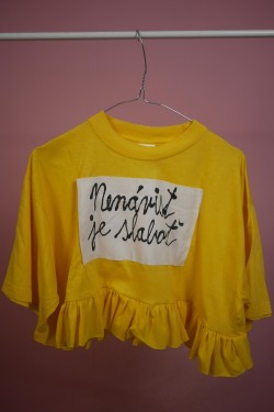 Žlté crop tričko s volánom "Nenávisť je slabosť" - UNI